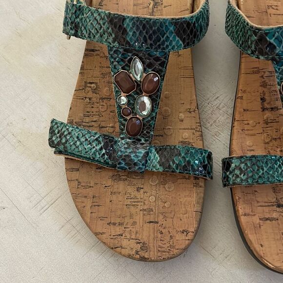 VIONIC Green Embellished Sandals - Picture 3 of 8